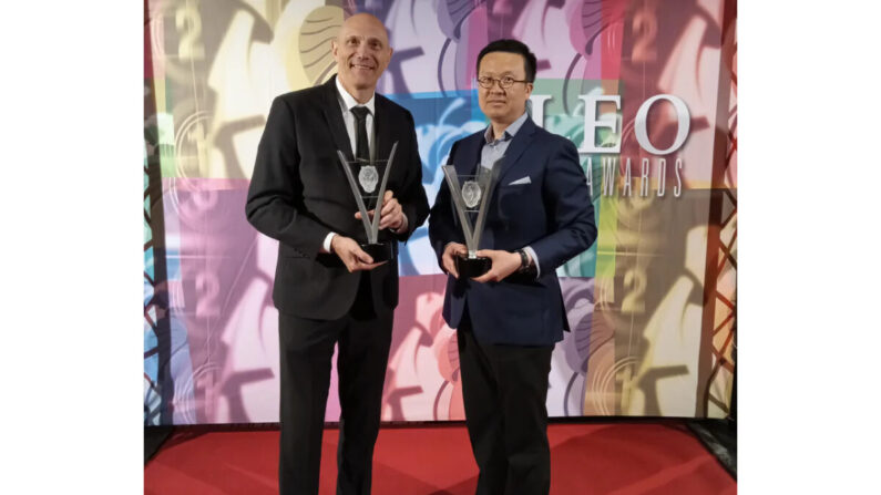 El compositor de la banda sonora de la película "State Organs" Daryl Bennett (izq.) y el director Raymond Zhang celebran sus Premios Leo durante una ceremonia de premiación en Vancouver, el 9 de julio de 2023. (Cortesía de Rooyee Films)
