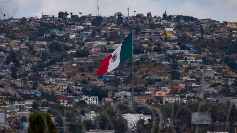 Tijuana, México vista a través del muro fronterizo de EE.UU., cerca de San Diego, California, el 31 de mayo de 2023. (John Fredricks/The Epoch Times)
