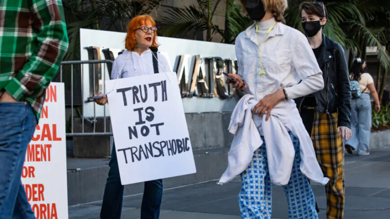 Manifestantes comparten sobre el Día de la Transición en Los Ángeles, California, el 12 de marzo de 2022. (John Fredricks/The Epoch Times)
