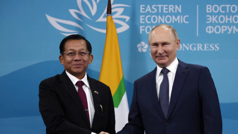 El presidente ruso, Vladimir Putin, se reúne con el líder de la junta de Myanmar, Min Aung Hlaing, al margen del Foro Económico Oriental de 2022, en Vladivostok, el 7 de septiembre de 2022. (Valery Sharifulin/SPUTNIK/AFP vía Getty Images)
