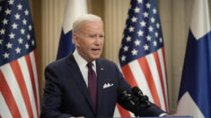 Biden y el senador Tuberville chocan a causa de retraso en las nominaciones militares