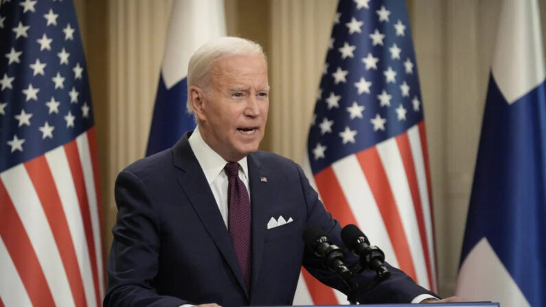 El presidente de EE.UU., Joe Biden, se dirige a una conferencia de prensa conjunta con el presidente de Finlandia después de la cumbre de líderes de EE.UU. y los países nórdicos, en Helsinki, el 13 de julio de 2023. (Alessandro Rampazzo/AFP a través de Getty Images)
