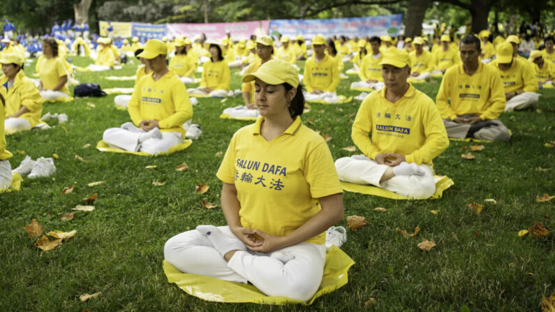 Los practicantes de Falun Gong realizan el quinto ejercicio de la práctica meditativa en Queen's Park, en Toronto, Ontario, el 15 de julio de 2023. Cientos de practicantes de Falun Gong participaron en una manifestación y un desfile por el centro de la ciudad, pidiendo al régimen chino que detenga la persecución en curso contra la práctica espiritual. (Evan Ning/The Epoch Times)
