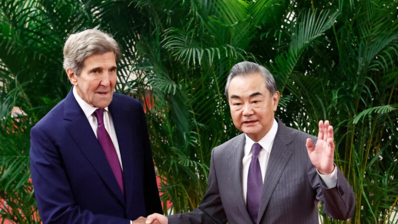 El enviado climático de EE.UU., John Kerry, y el principal diplomático de China, Wang Yi (der.), se dan la mano antes de una reunión en el Gran Salón del Pueblo, en Beijing, el 18 de julio de 2023. (Florence Lo/POOL/AFP vía Getty Images)
