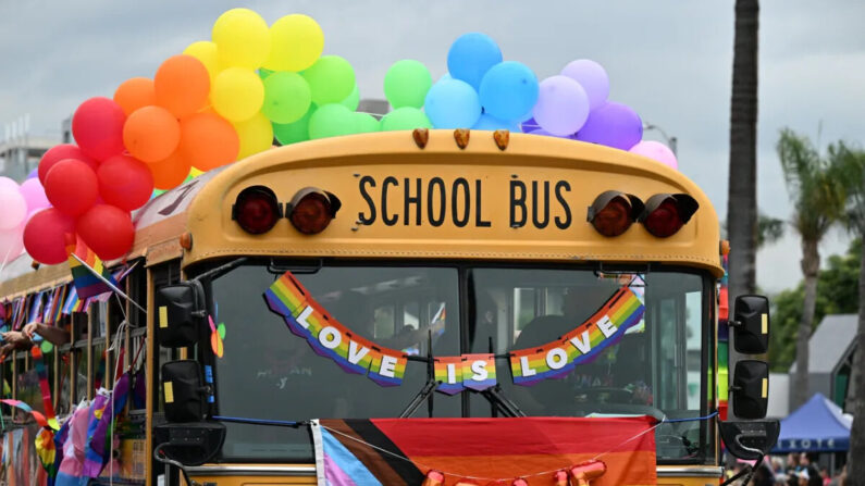 Un autobús escolar adornado con los colores del arcoíris en la entrada de la YMCA al Desfile del Orgullo de Los Ángeles 2023, en Hollywood, California, el 11 de junio de 2023. (Robyn Beck/AFP a través de Getty Images)
