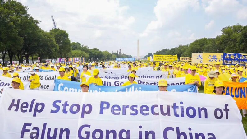 Los practicantes de Falun Gong piden el fin de la persecución al grupo espiritual en China, durante un evento realizado el 20 de julio de 2023, en el Capitolio de EE.UU., que marca los 24 años desde el inicio de la persecución. (Samira Bouaou/The Epoch Times)

