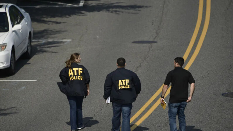 Personal de la Oficina de Alcohol, Tabaco, Armas de Fuego y Explosivos en una imagen de archivo. (Brendan Smialowski/AFP vía Getty Images)
