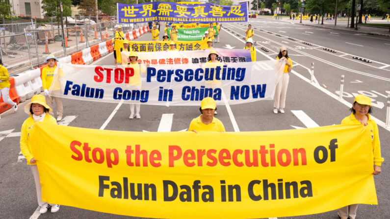 Los practicantes de Falun Gong participan en una marcha para conmemorar el 24 aniversario de la persecución contra la disciplina espiritual en China por parte del Partido Comunista Chino (PCCh), en el National Mall, en Washington, el 20 de julio de 2023. (Larry Dye/The Epoch Times)
