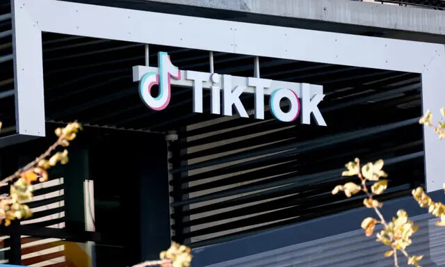 Logo en una oficina de TikTok, en Culver City, California, el 20 de diciembre de 2022. (Mario Tama/Getty Images)
