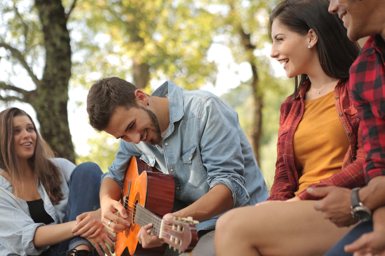 Estar al aire libre y disfrutar de actividades con amigos es una manera perfecta de vivir en armonía. (Andrea Piacquadio: Pexels)