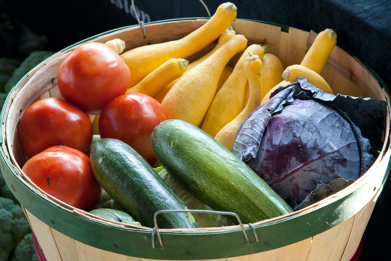 El verano ofrece una amplia variedad de frutas y verduras de colores brillantes para crear comidas hermosas y nutritivas. (Mark Stebnicki / Pexels)
