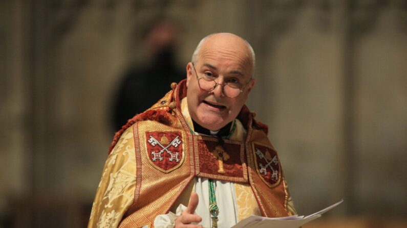 Stephen Cottrell, el 98º arzobispo de York, asiste a un servicio de vísperas en York Minster, en el norte de Inglaterra, el 18 de octubre de 2020. (Lindsey Parnaby/AFP vía Getty Images)