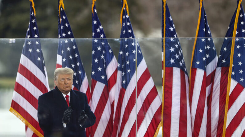 El presidente Donald Trump saluda a la multitud en el mitin "Stop The Steal" en Washington el 6 de enero de 2021. (Tasos Katopodis/Getty Images)