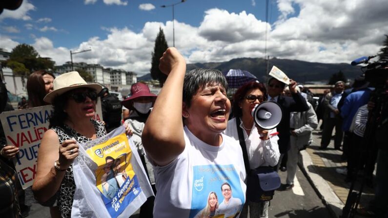 Simpatizantes del asesinado candidato presidencial Fernando Villavicencio se congregan el 11 de agosto de 2023 frente a la funeraria en la que se realiza su velatorio, en Quito (Ecuador). EFE/ José Jácome