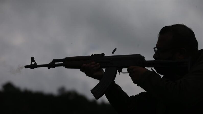 El tipo de armas con las que Coronado traficó tienen prohibida su exportación fuera de Estados Unidos a México sin una licencia válida, y ni el condenado ni sus colaboradores contaban con una. Fotografía de archivo. EFE/ Sáshenka Gutiérrez