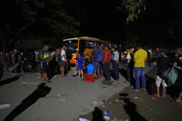 Migrantes venezolanos esperan transporte en la ciudad de Danlí (Honduras), el 24 de agosto de 2023. EFE/Gustavo Amador
