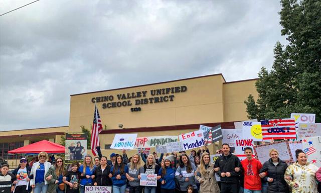 Cientos de padres y estudiantes se reunieron frente al Distrito Escolar Unificado de Chino Valley para protestar por la decisión de California de mantener el uso obligatorio de mascarillas en las escuelas K-12, el 15 de febrero de 2022. (Linda Jiang/The Epoch Times)

