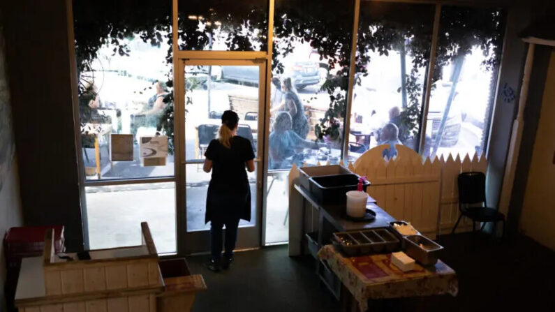 Stacy Dean se encuentra dentro del restaurante que posee, el Kopper Kettle, en Yucaipa, California, el 10 de julio de 2020. (John Fredricks/The Epoch Times)