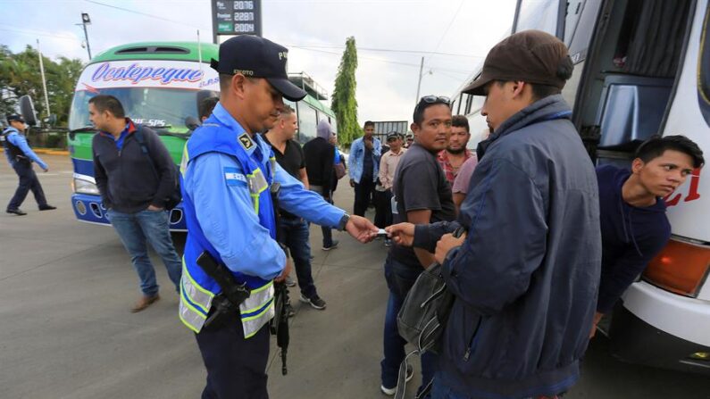 Fotografía de archivo de militares y policías hondureños que piden documentación a migrantes en la ciudad de La Entrada (Honduras). EFE/Gustavo Amador