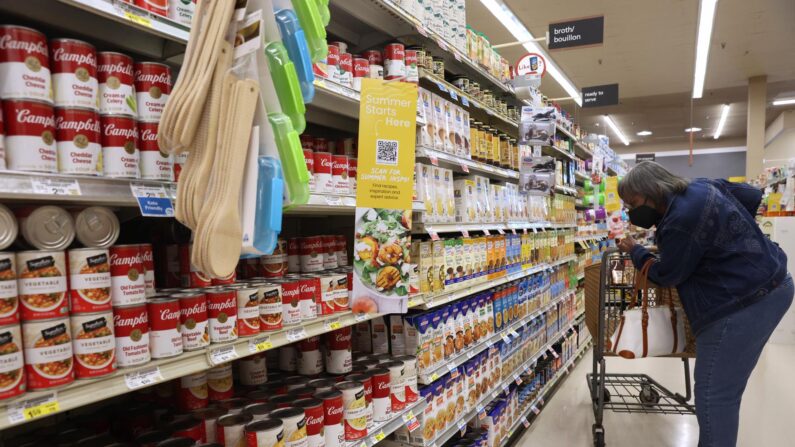 Un cliente compra alimentos en un supermercado en Washington, EE.UU. (EFE/EPA/Michael Reynolds)