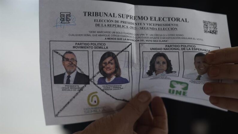 Integrantes de las mesas electorales hacen el recuento de votos tras el cierre de colegios electorales el 23 de agosto de 2023 en Ciudad de Guatemala (Guatemala). EFE/ Esteban Biba