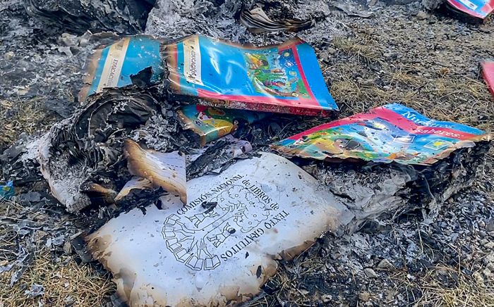 Detalle de libros de texto quemados por padres y madres indígenas hoy, en el municipio de San Cristóbal de las Casas en el estado de Chiapas, México. EFE/Carlos López