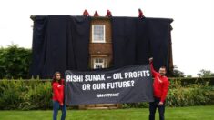 Detienen a activistas climáticos tras escalar el techo de la casa del primer ministro de Reino Unido