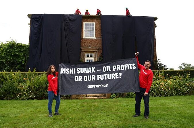 Cuatro activistas de la organización ecologista Greenpeace accedieron este 03 de agosto de 2023 al tejado de la casa del primer ministro británico, Rishi Sunak, en North Yorkshire(EFE/Greenpeace)