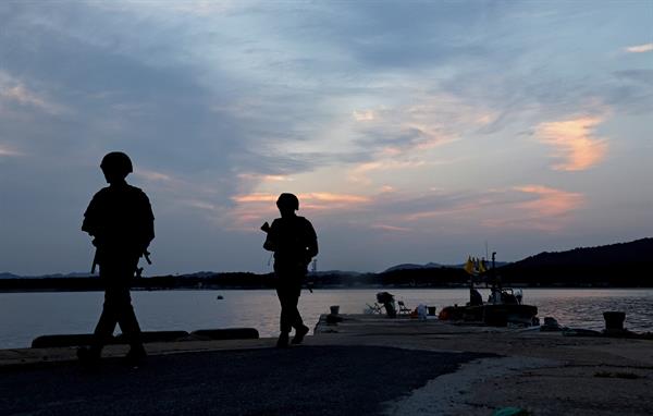 Imagen de archivo de un par de soldados surcoreanos al patrullar la frontera con Corea del Norte. EFE/Yonhap

