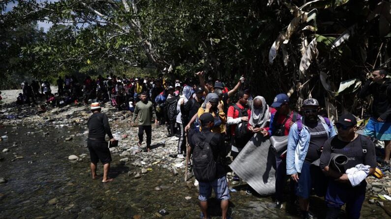 Migrantes esperan para ser trasladados en canoa desde la Quebrada León hasta la comunidad de Bajo Chiquito, en Darién (Panamá), en una fotografía de archivo. EFE/Bienvenido Velasco

