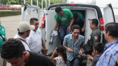 Policías hallan a 41 migrantes hacinados en una casa y un hotel en el norte de México