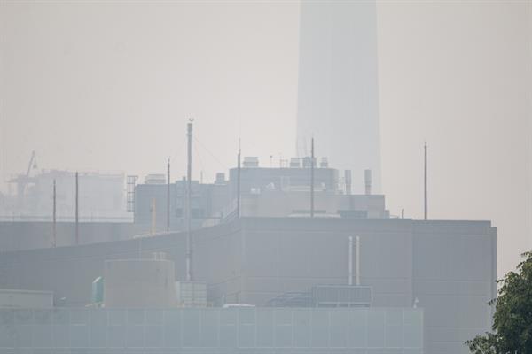  En la imagen un registro de archivo, tomada el pasado 28 de junio, en la que se registró la icónica Torre CN (al fondo) prácticamente invisible debido al humo de los incendios forestales de la provincia de Quebec, en Toronto (Canadá). EFE/Julio César Rivas