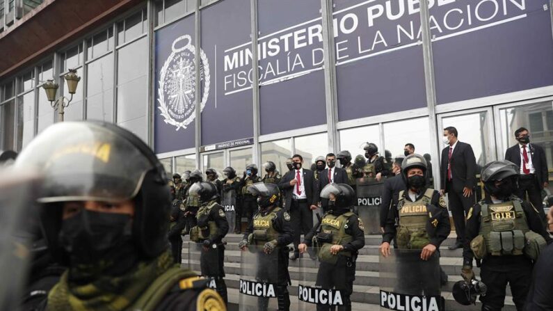 Fotografía de archivo en la que se registró a un escuadrón de policías al custodiar la entrada principal de la Fiscalía de la Nación, en Lima (Perú). EFE/Paolo Aguilar
