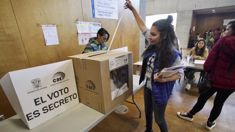 Un puesto de votación para ecuatorianos residentes en la comunidad murciana, en una fotografía de archivo. EFE/ Juan Carlos Caval