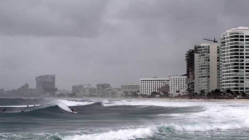 Fotografía de archivo de fuertes olas en una playa de la peninsula de Yucatán (México). EFE/Alonso Cupul