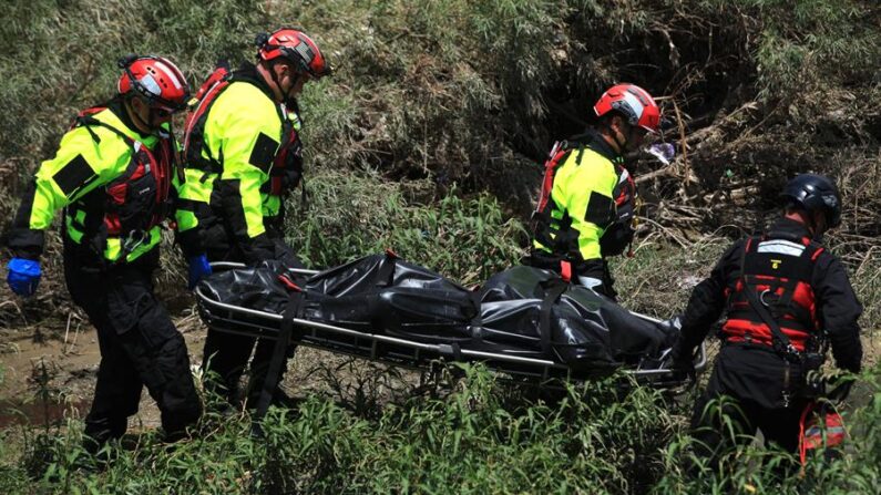 Fotografía de archivo de forenses de Estados Unidos que trasladan el cuerpo de un migrante mexicano que falleció presumiblemente ahogado en el Río Bravo, en Ciudad Juárez, estado de Chihuahua (México). EFE/ Luis Torres