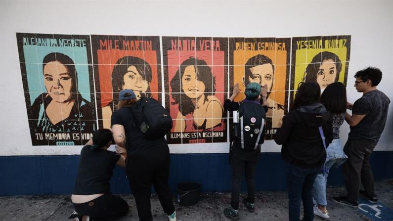 Familiares, amigos y activistas protestan el 31 de julio de 2023, por el esclarecimiento del asesinato del fotoperiodista mexicano Rubén Espinosa y del homicidio de cuatro mujeres, en la Fiscalía General de Justicia de la Ciudad de México (México). EFE/José Méndez