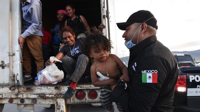 El transporte de migrantes en condiciones de hacinamiento refleja el inédito flujo migratorio en la región, con más de 2.76 millones de migrantes ilegales interceptados por Estados Unidos en la frontera con México durante el año fiscal 2022. Fotografía de archivo. EFE/Miguel Sierra