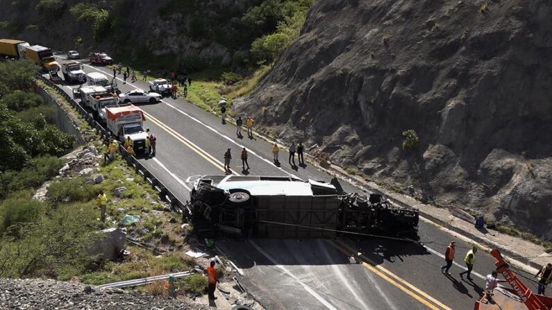 Fotografía de un autobús de pasajeros tras un accidente la madrugada del 22 de agosto de 2023, en el municipio de Tepelmeme, estado de Oaxaca (México). EFE/Jesús Méndez