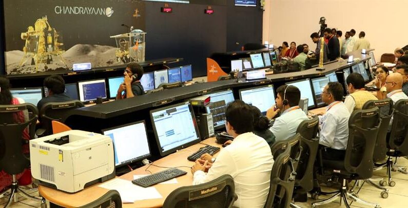 En la imagen, vista de la sala de control desde donde llevan el alunizaje. EFE/ Agencia Espacial de la India