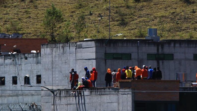 Presos se toman los techos de la cárcel "El Turi", en la ciudad de Cuenca (Ecuador). EFE/Robert Puglla