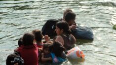 México rescata a una hondureña y su bebé que intentaban cruzar el río Bravo hacia EE.UU.