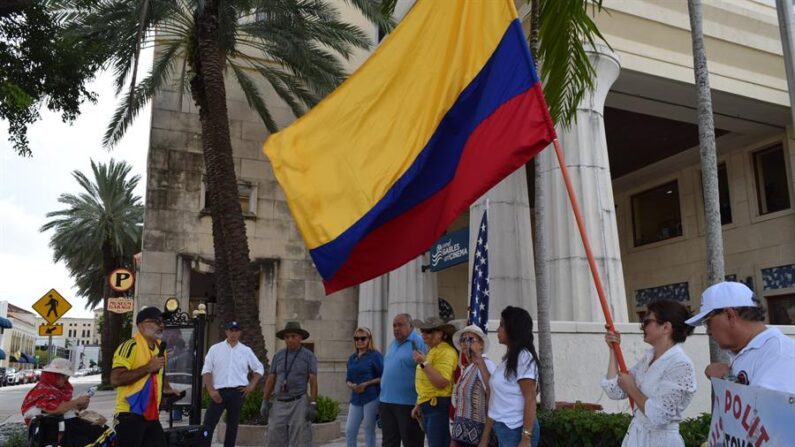 Un grupo de colombianos pidió este miércoles frente al consulado de Colombia en Coral Gables, Florida (EE.UU). que se realice un "juicio político" al presidente de Colombia, Gustavo Petro, para "sacarlo del poder" y así poder "conservar la unión de las familias frente a un gobierno narcoterrorista", según afirmaron los manifestantes frente al consulado de Colombia en esta ciudad de Florida. EFE/ Jorge I. Pérez