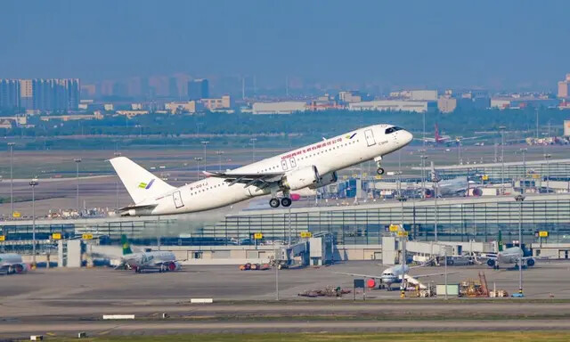 Un avión de pasajeros despega del Aeropuerto Internacional de Shanghai Pudong, en Shanghai, China, el 14 de mayo de 2022. (VCG/VCG a través de Getty Images)
