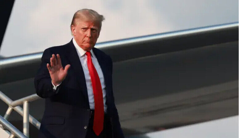 El expresidente Donald Trump llega al Aeropuerto Internacional Hartsfield-Jackson de Atlanta, Georgia, el 24 de agosto de 2023. (Joe Raedle/Getty Images)