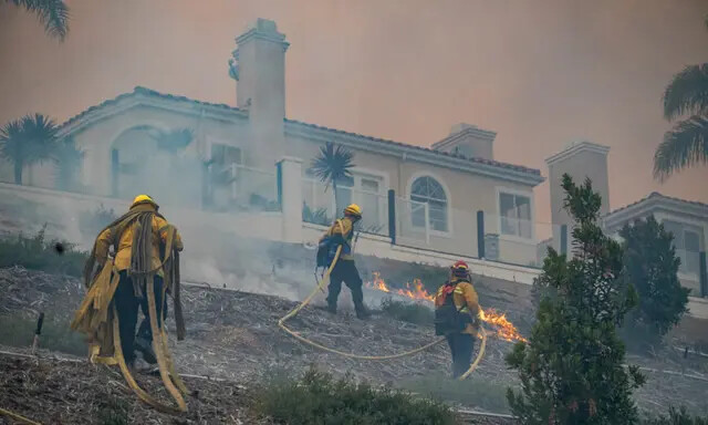 Los bomberos trabajan para extinguir un incendio costero en Laguna Niguel, California, el 11 de mayo de 2022. (John Fredricks/The Epoch Times)
