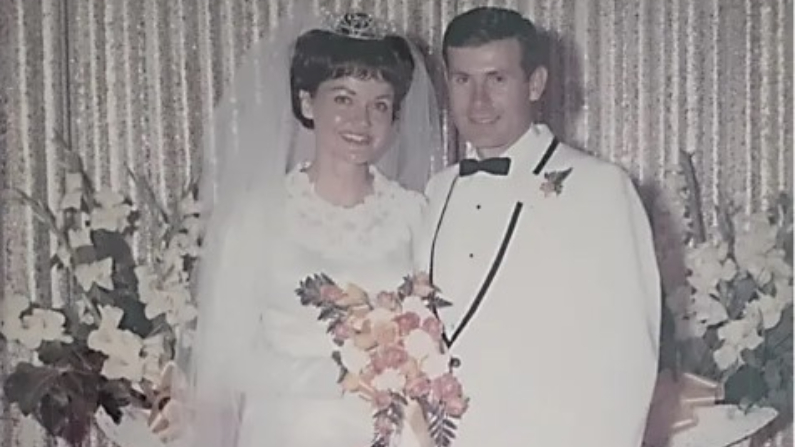 Orlean y Kurt Koehle en la recepción de su boda en Roberts, Idaho, el 1 de agosto de 1969. (Cortesía de Orlean Koehle)