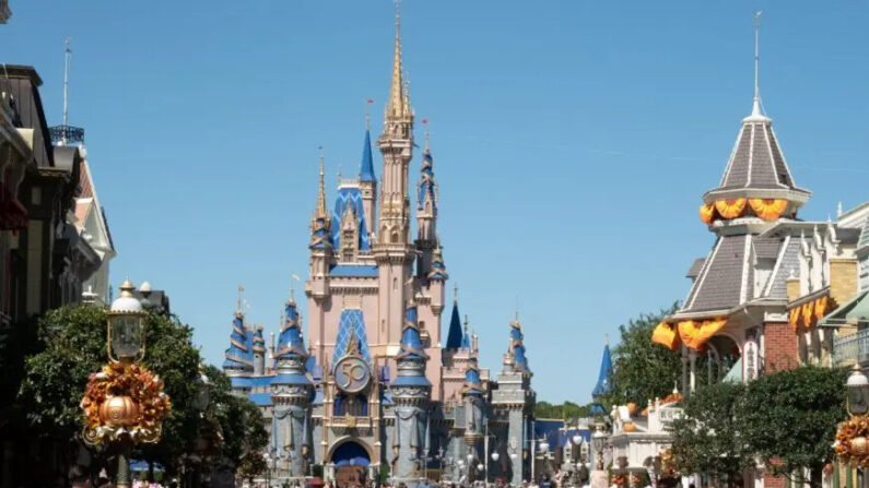 Los visitantes caminan por Main Street en The Magic Kingdom of Walt Disney World en Orlando, Florida, el 30 de septiembre de 2022. (Bryan R. Smith/AFP vía Getty Images)