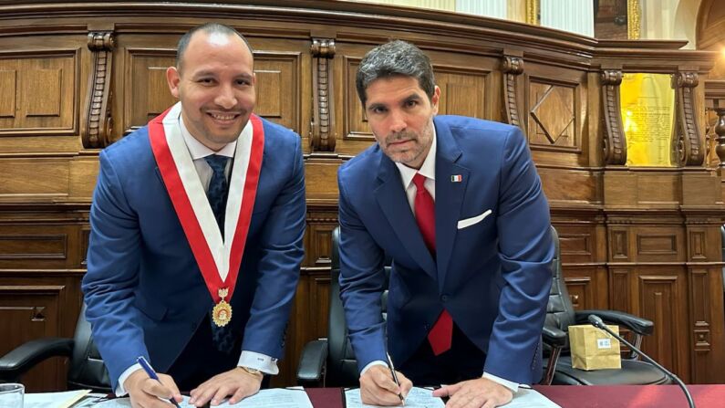 El actor y productor mexicano Eduardo Verástegui (Der.) junto al congresista Alejandro Muñate (Izq.) en el Congreso de Perú en su gira de promoción "Sonido de Libertad", el 15 de agosto de 2023. (Cortesía Eduardo Verástegui)