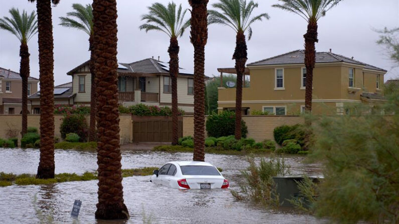 La tormenta Hilary, rebajada a ciclón post-tropical, avanza este lunes hacia el noroeste de EE.UU. y amenaza con llevar grandes cantidades de lluvia a Nevada como lo ha hecho en California, donde dejó una gran acumulación de agua, especialmente en el sureste del estado. EFE/EPA/Allison Dinner 